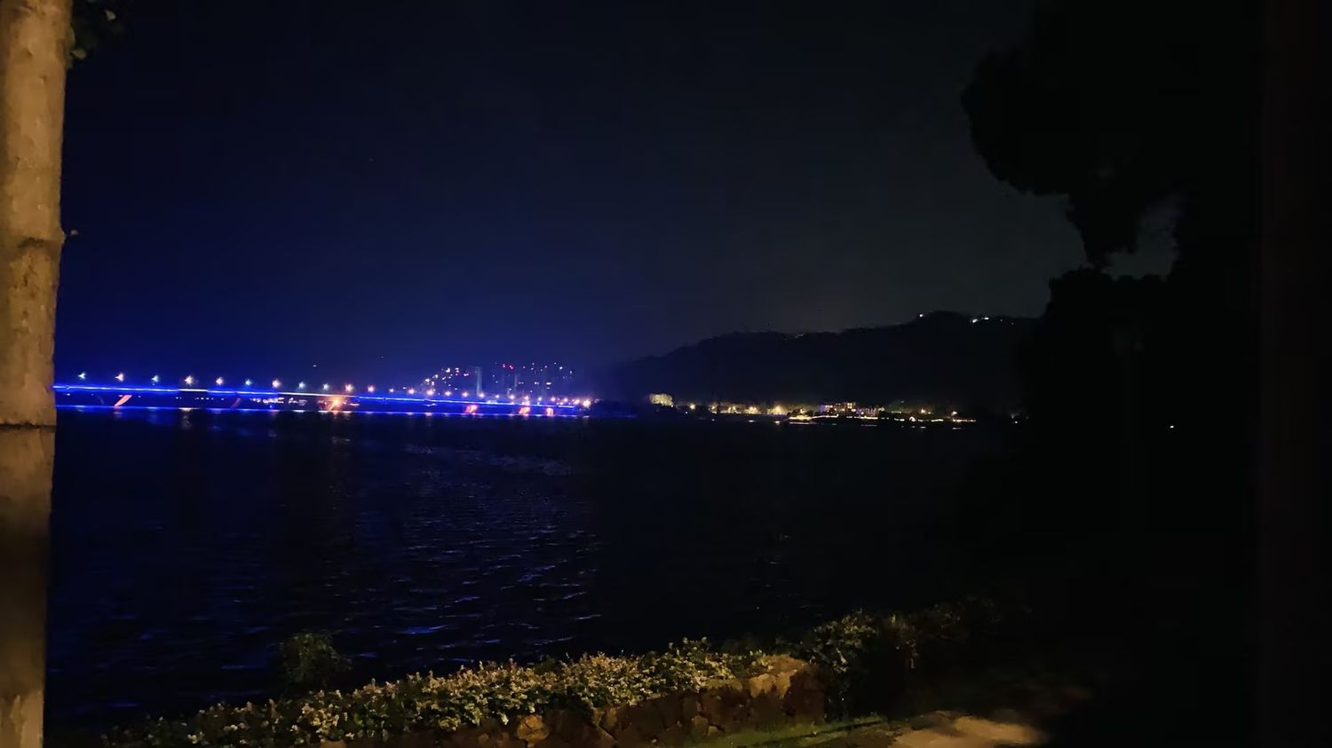 窗外湖色
